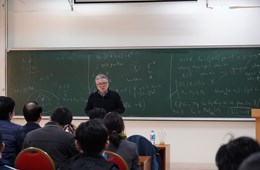 Giáo sư Toán học Ngô Bảo Châu với Bài giảng chuyên đề “Lý thuyết bất biến và không gian moduli”