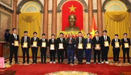 Chủ tịch nước Nguyễn Xuân Phúc tuyên dương các học sinh đoạt giải Olympic