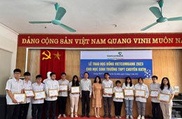 46 học sinh Trường THPT Chuyên Khoa học Tự nhiên nhận học bổng giá trị từ Vietcombank