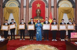 Học sinh Trường THPT Chuyên KHTN nhận Huân chương Lao động hạng Nhất, Nhì, Ba và Bằng khen của Thủ tướng Chính phủ