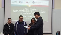 Sinh viên ngành Môi trường, Sức khoẻ và An toàn nhận học bổng từ Hội sức khoẻ nơi làm việc không biên giới