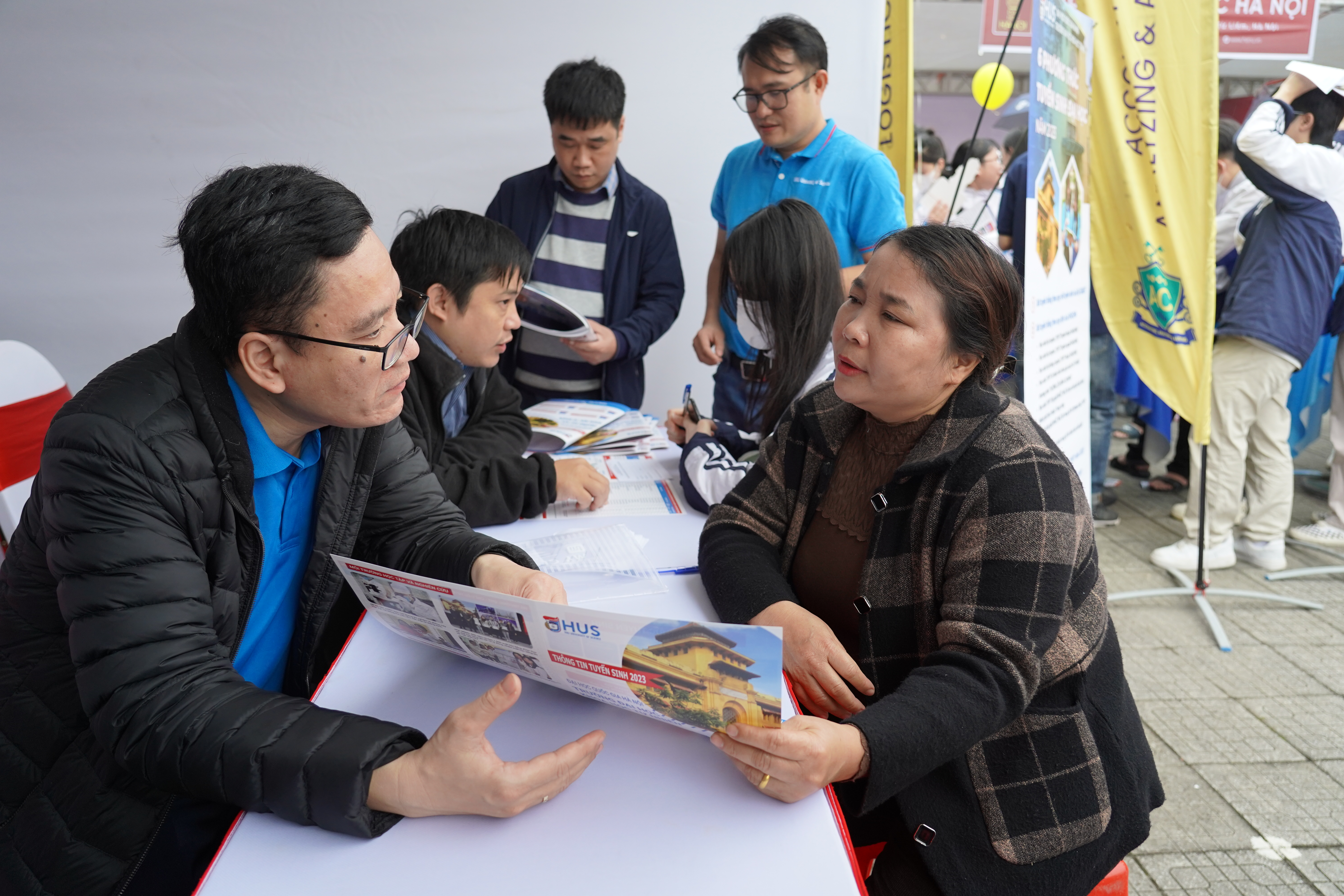 Trường Đại học Khoa học Tự nhiên tư vấn hướng nghiệp cho học sinh hai tỉnh Nghệ An và Thanh Hoá