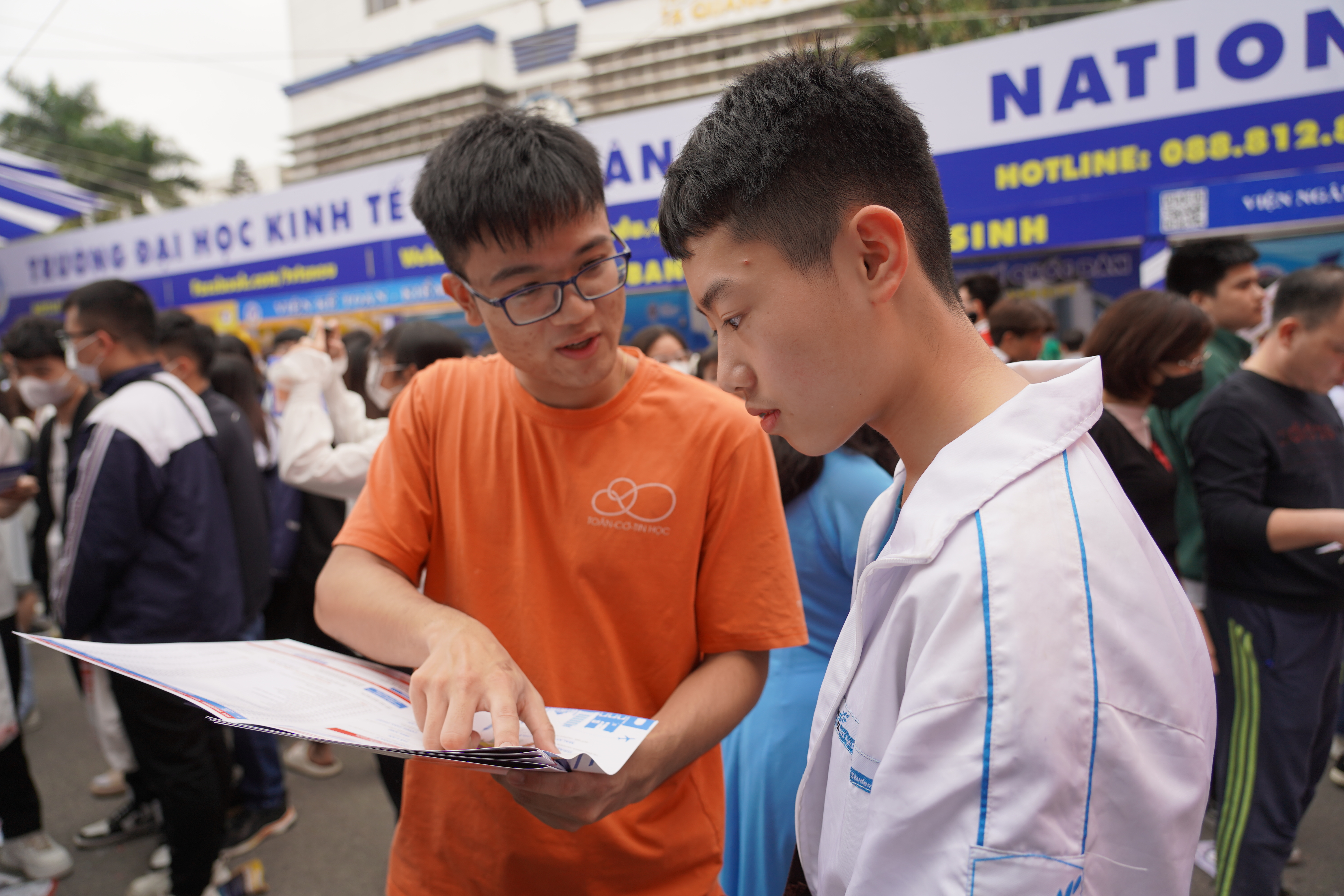 Ngày hội Tư vấn tuyển sinh – Hướng nghiệp 2023 tại Hà Nội: Nhiều ngành học của Trường Đại học Khoa học Tự nhiên được học sinh đặc biệt quan tâm