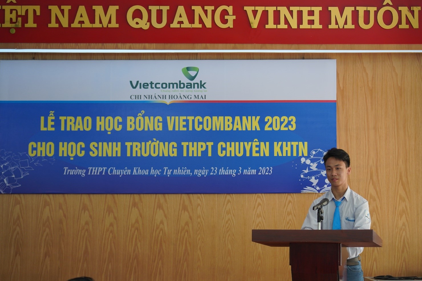 46 học sinh Trường THPT Chuyên Khoa học Tự nhiên nhận học bổng giá trị từ Vietcombank
