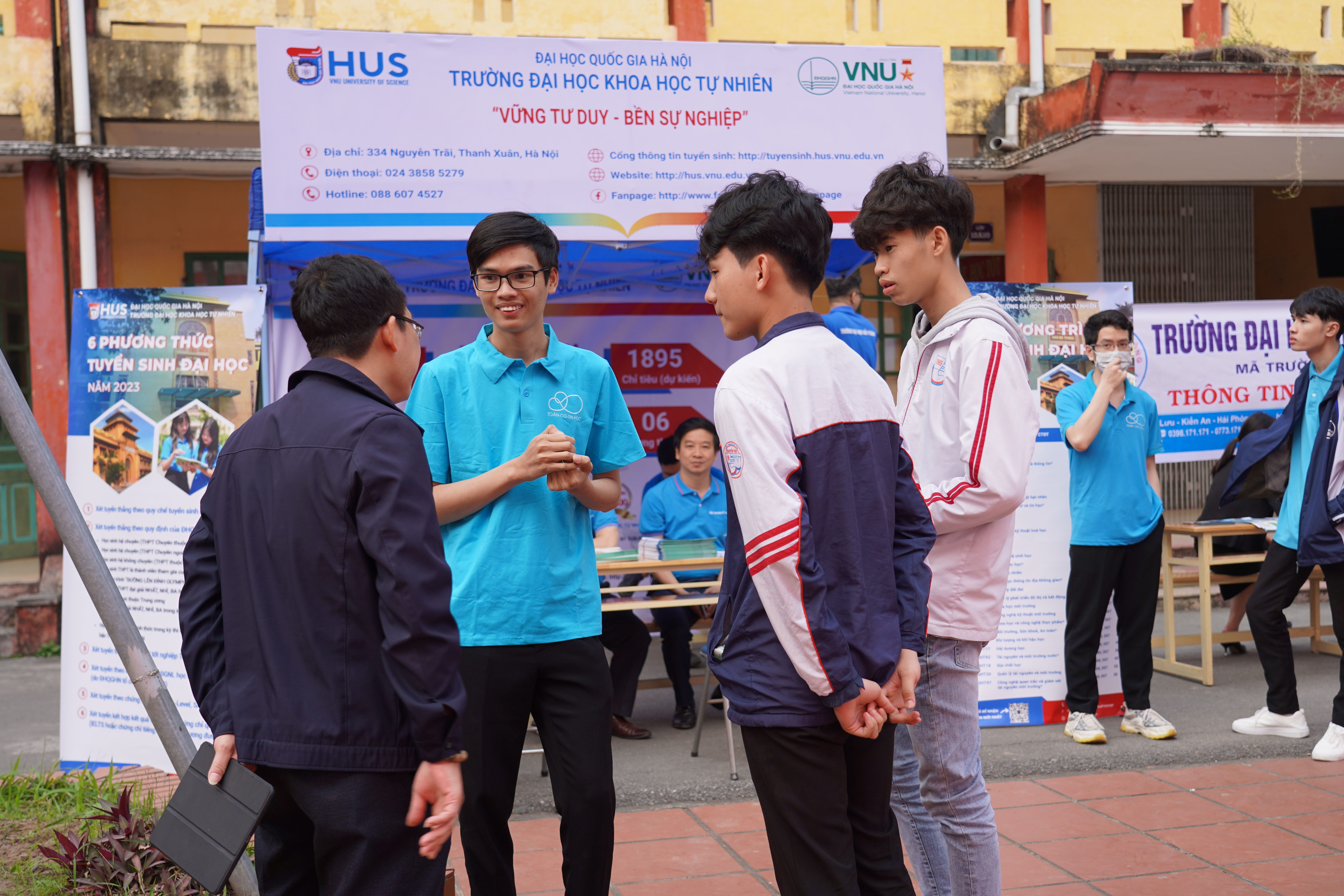 Trường Đại học Khoa học Tự nhiên đồng hành cùng thầy và trò Trường THPT Nguyễn Trãi, Thái Bình trong hoạt động tư vấn hướng nghiệp và tuyển sinh