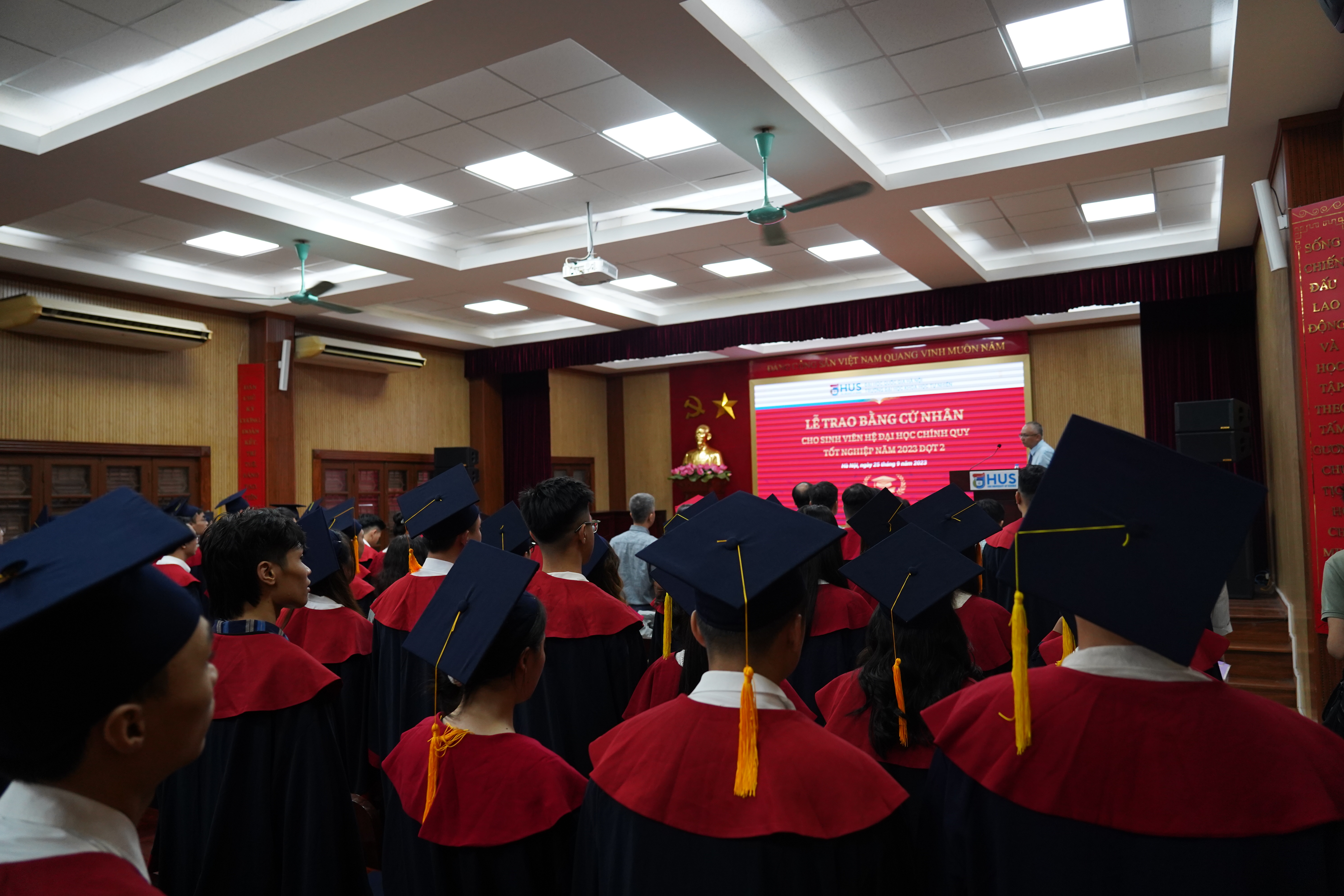 Lễ trao bằng cử nhân cho sinh viên hệ đại học chính quy tốt nghiệp năm 2023 (đợt 2)