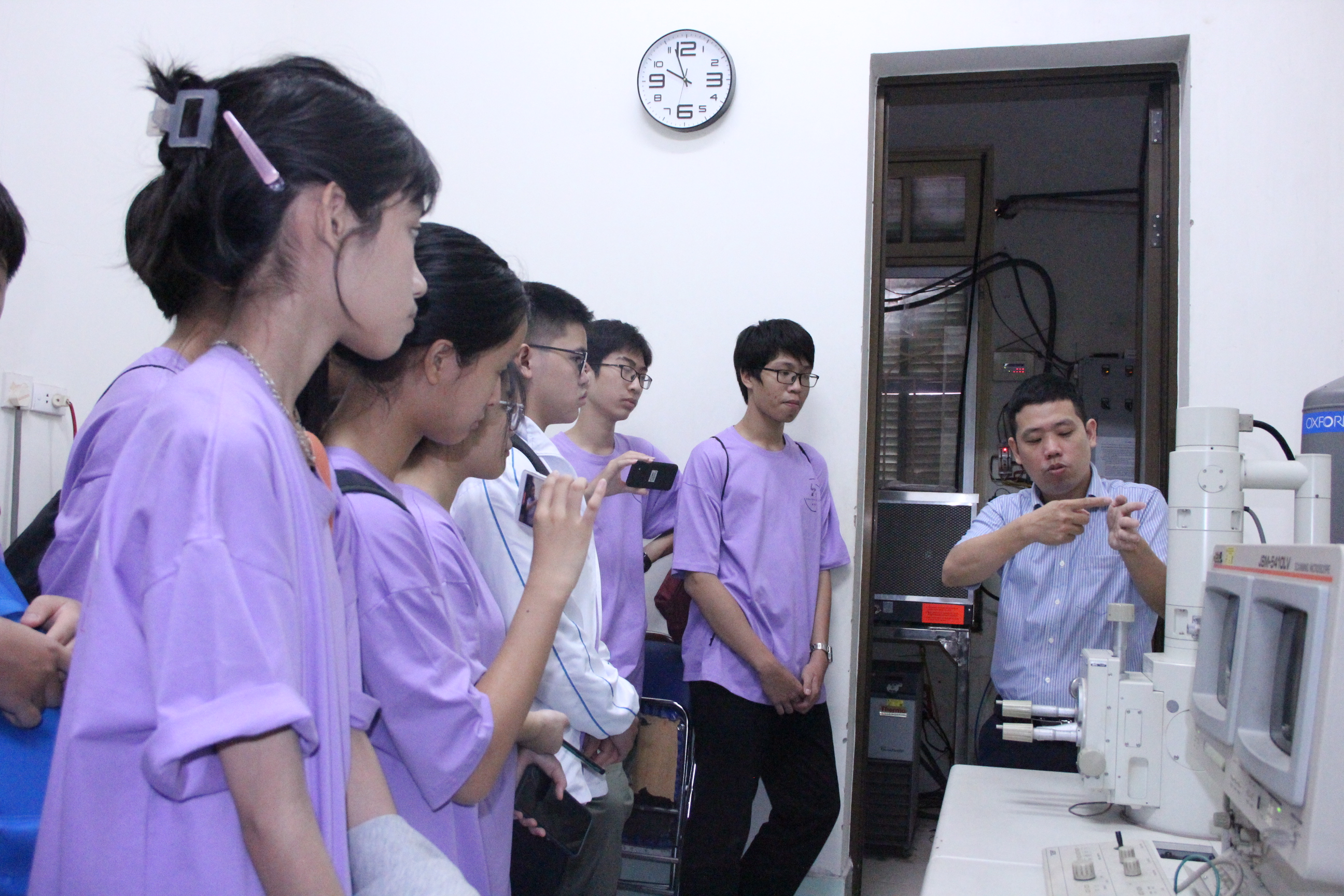 Học sinh Trường THPT chuyên KHTN thích thú tham gia Lab tour Khoa Vật lý 