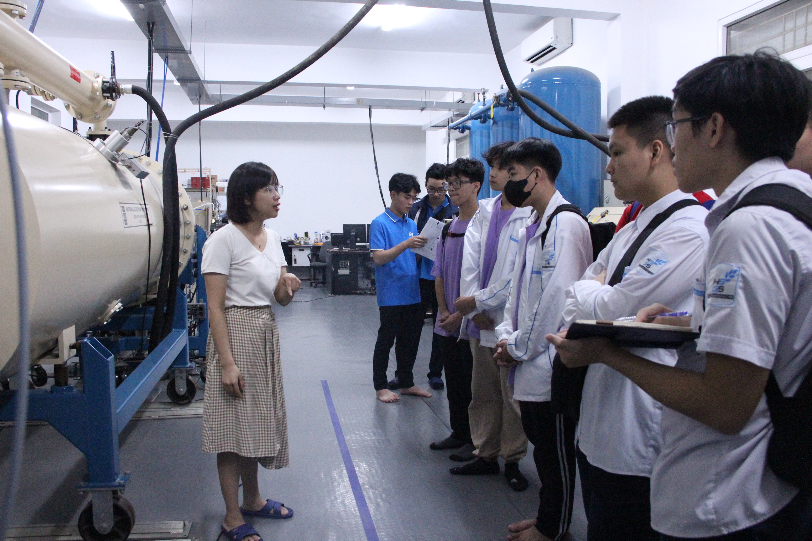 Học sinh Trường THPT chuyên KHTN thích thú tham gia Lab tour Khoa Vật lý 