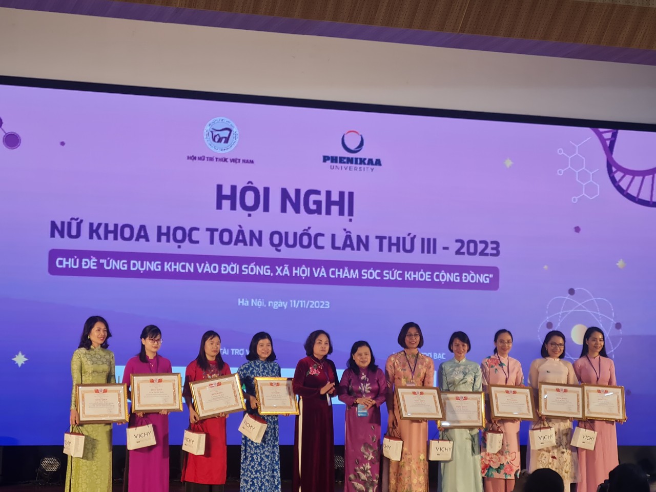 Trường ĐHKHTN có 09 nhà khoa học nữ được nhận bằng khen của Hội Nữ trí thức Việt Nam