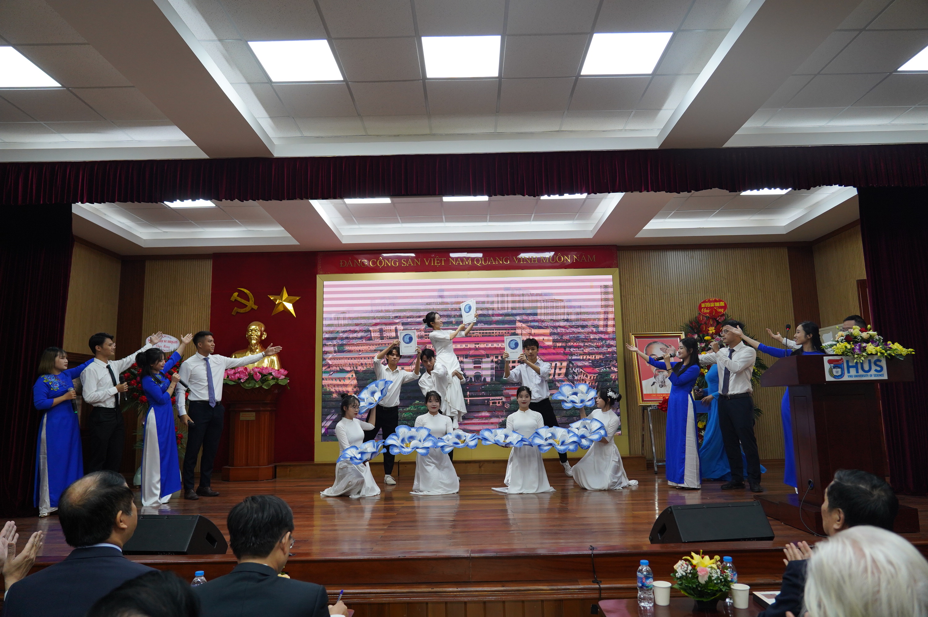 Không khí tưng bừng, rộn ràng niềm vui ngày Nhà giáo Việt Nam 20/11 tại Trường ĐHKHTN