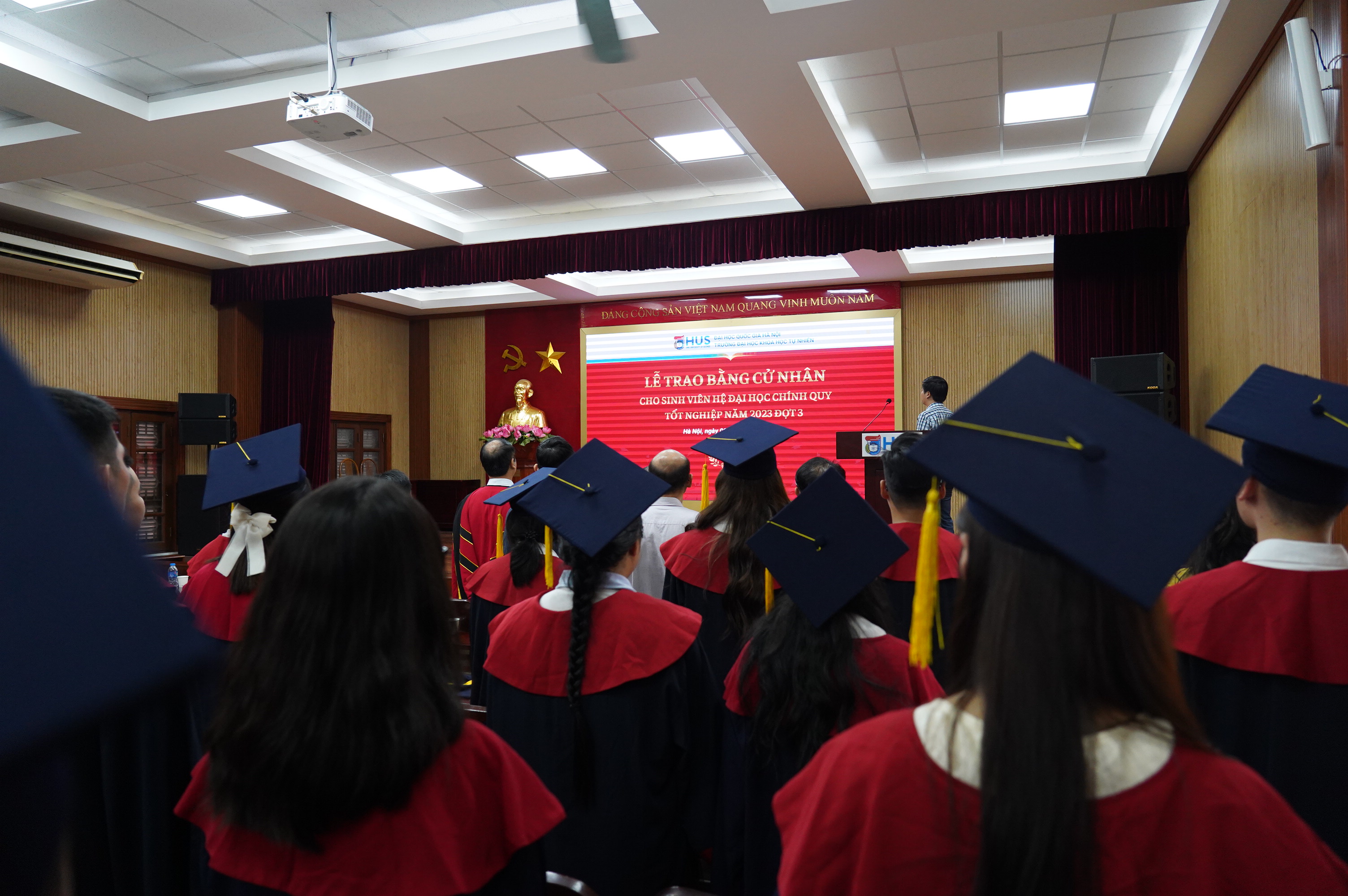 Trường ĐHKHTN trao bằng cử nhân hệ đại học chính quy cho sinh viên tốt nghiệp năm 2023 (đợt 3)